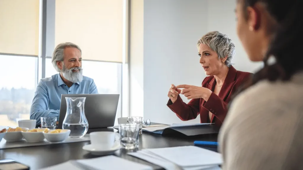 Reunião de trabalho com comunicação assertiva