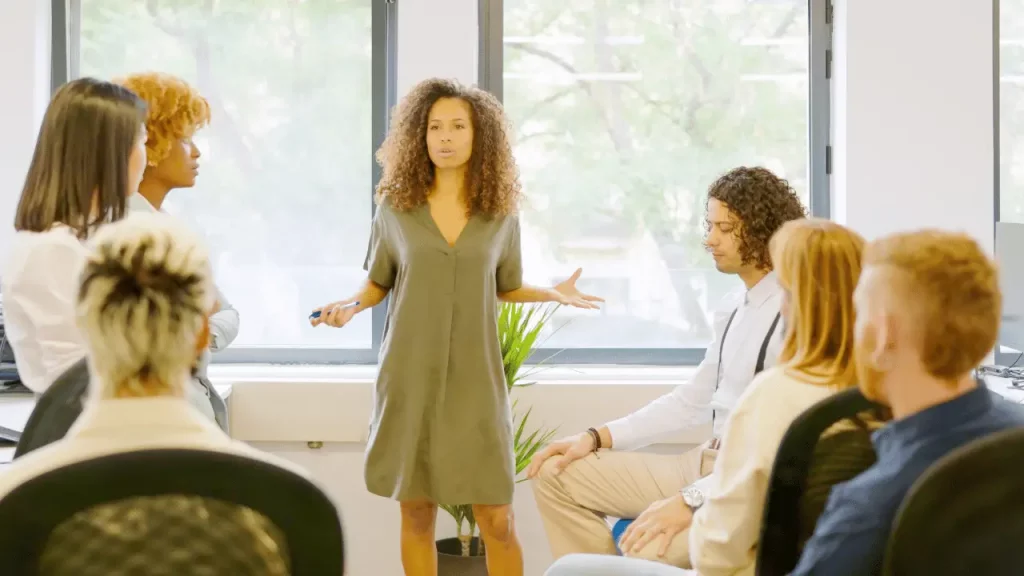 Reunião de trabalho com comunicação assertiva