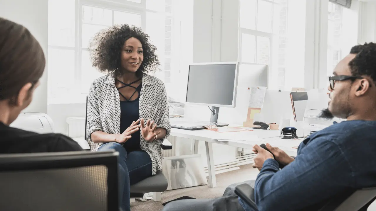 Reunião de trabalho com comunicação assertiva