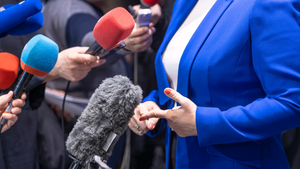 Mulher dando entrevista