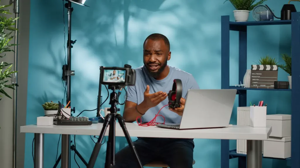 Homem gravando video com curadoria de informação 