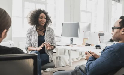 Reunião de trabalho com comunicação assertiva