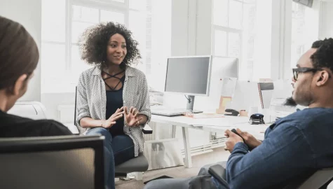 Reunião de trabalho com comunicação assertiva