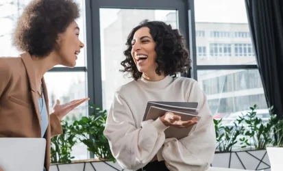 Mulheres conversando em ambiente de trabalho