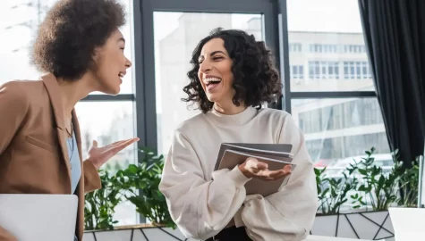 Mulheres conversando em ambiente de trabalho